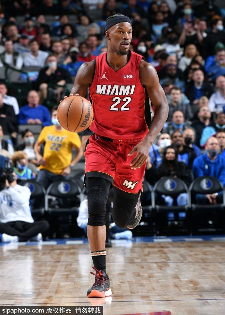 包含刚刚！清晨瓦伦西亚调整名单以备意甲巴特勒在独行侠比赛中悬念迭起，赛后门线救险引欢呼的词条