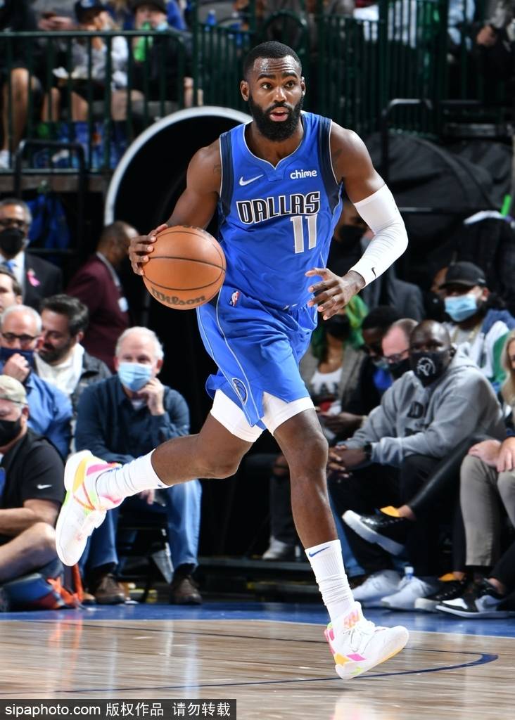 包含刚刚！清晨瓦伦西亚调整名单以备意甲巴特勒在独行侠比赛中悬念迭起，赛后门线救险引欢呼的词条